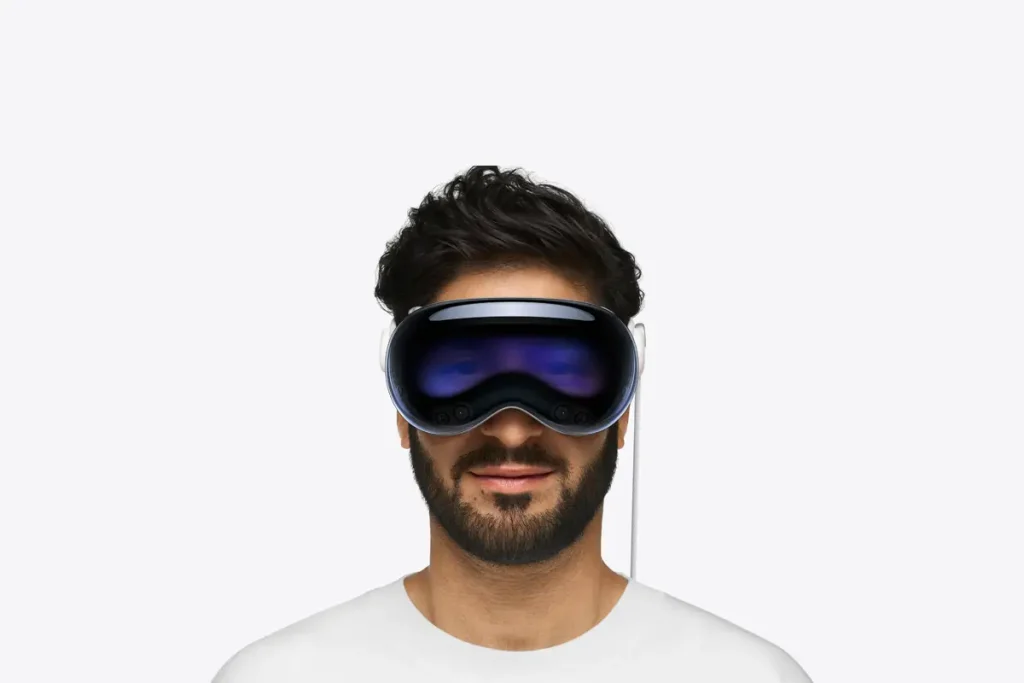 homme portant un vision pro Apple