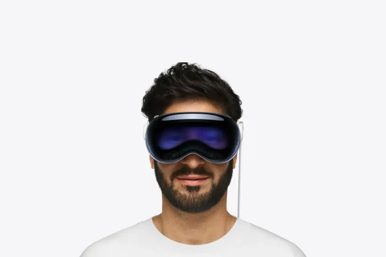 homme portant un vision pro Apple