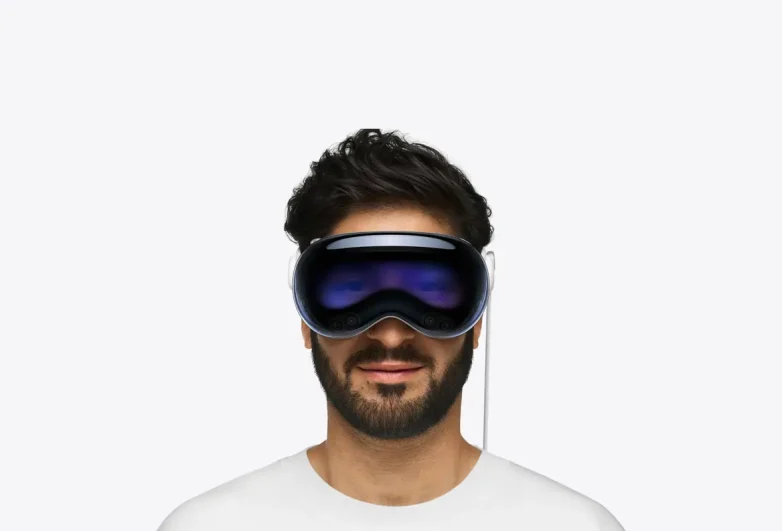 homme portant un vision pro Apple